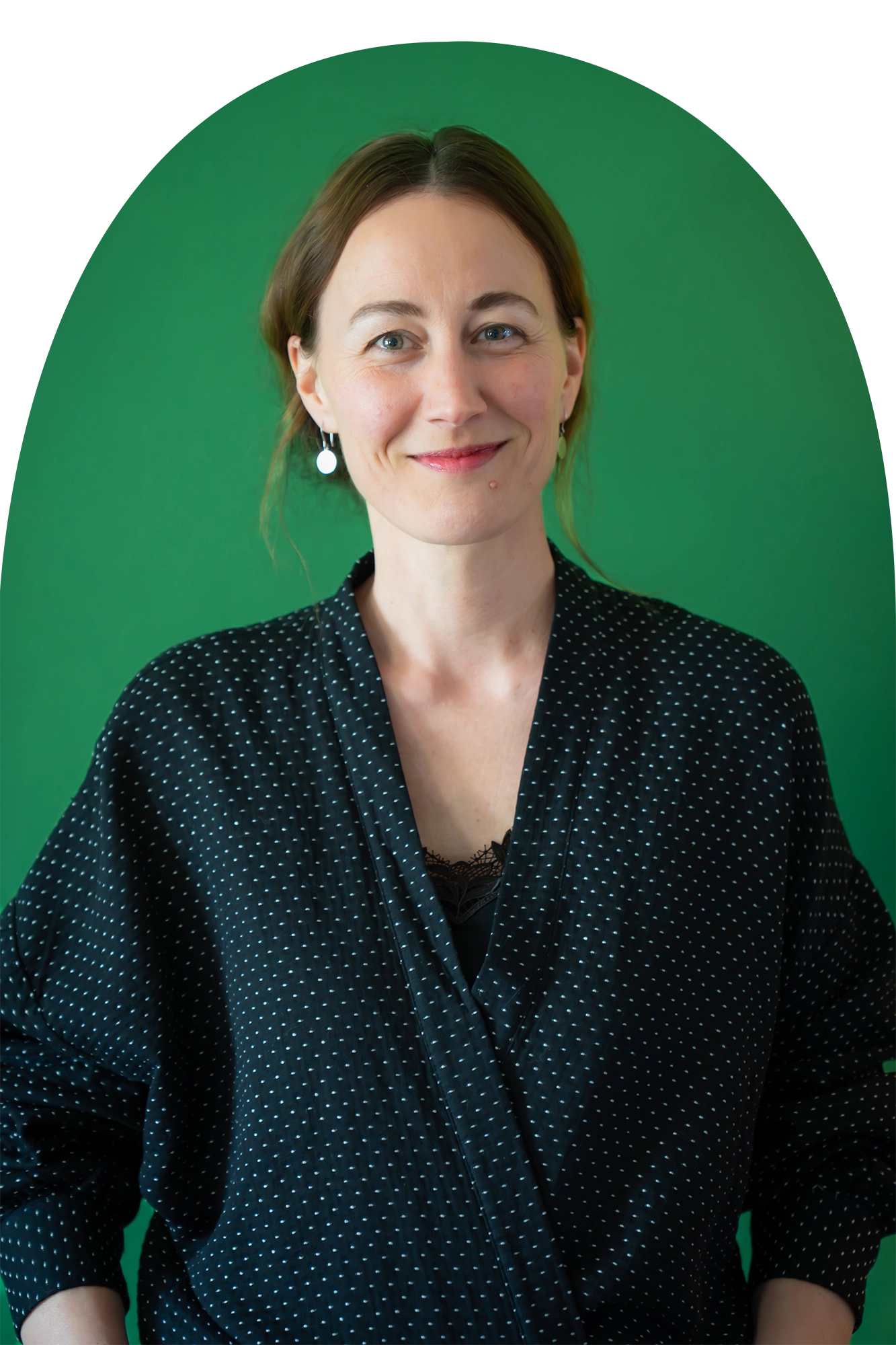 Kim staat met een groene achtergrond