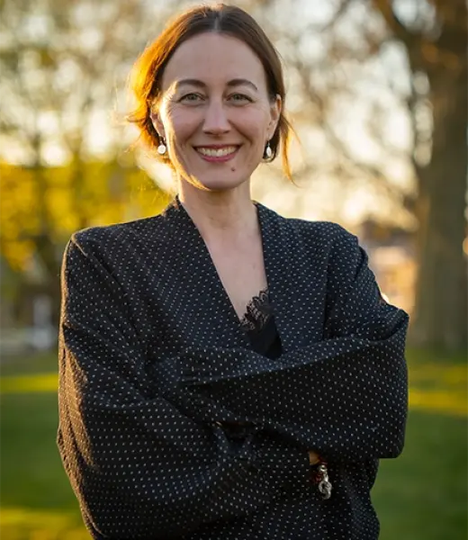 Kim staat bij een boom